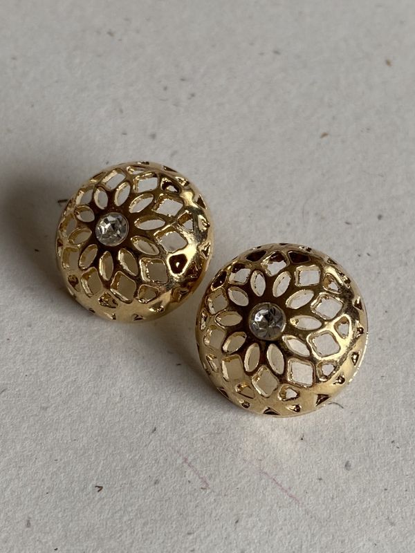Gullknapper med hullmønster og bling
