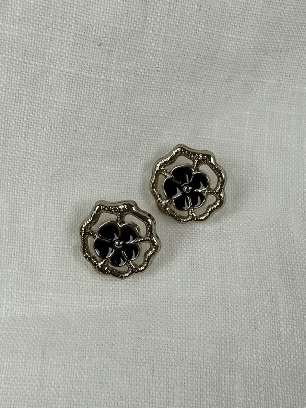 Gullknapp med liten sort blomst