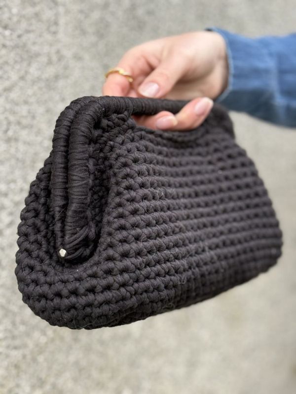 Clutch with handle