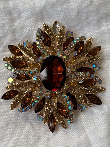 Hovedbilde Stor brosje - gylden