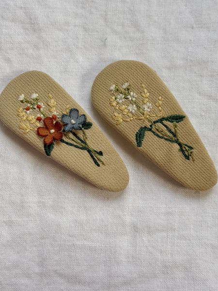 Hovedbilde Broderte hårspenner - beige