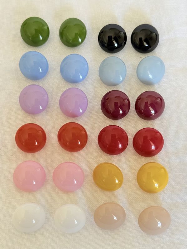 Fargeglade knapper 15mm