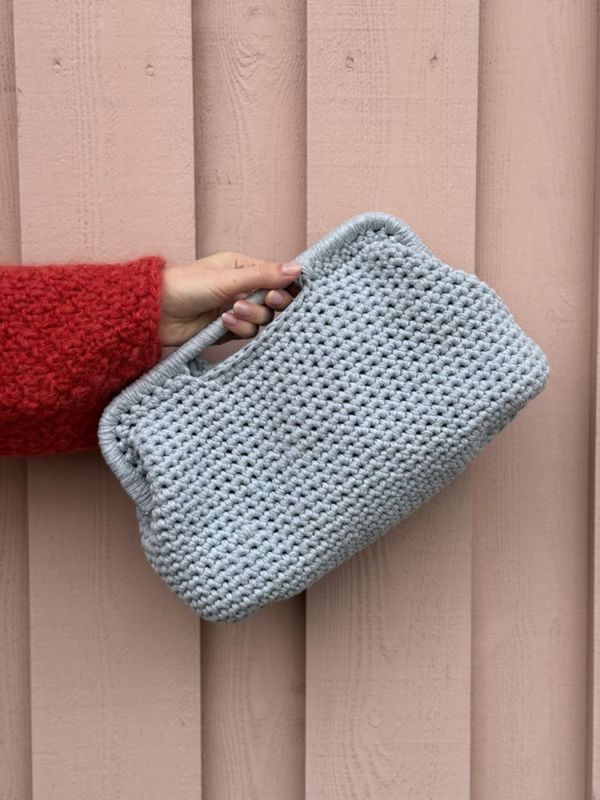Clutch with handle